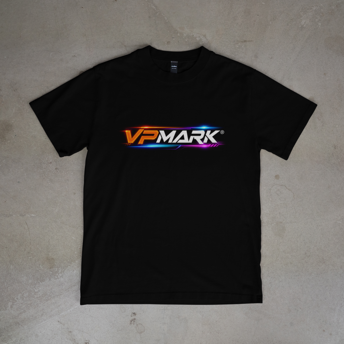 T-shirt VPMARK preta com logótipo cromático